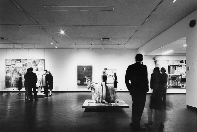 ジューイッシュ・ミュージアムでのラウシェンバーグ回顧展のオープニング風景、1963年3月 © 2022 Robert Rauschenberg Foundation / Licensed by VAGA at Artists Rights Society (ARS), NY