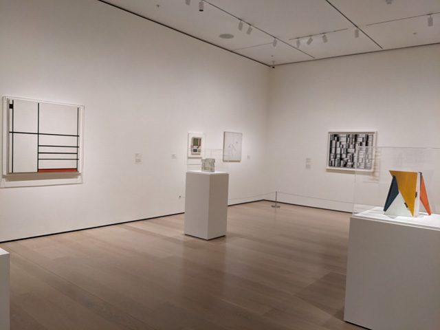 モンドリアン《白、黒、赤のコンポジション》1936年を中心にしてラテン・アメリカの戦後幾何学抽象作品を紹介する展示