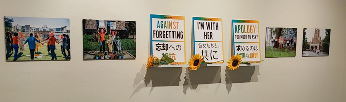 《忘却への抵抗 Against Forgetting》の展示風景はパフォーマンス（2018年ロサンゼルス＋2019年東京）、記録写真とLAで使ったバイリンガルのプラカードを紹介する。LAではアーティスト嶋田美子との協働となり、2019年ソウルでのパフォーマンスでも協働した。筆者撮影